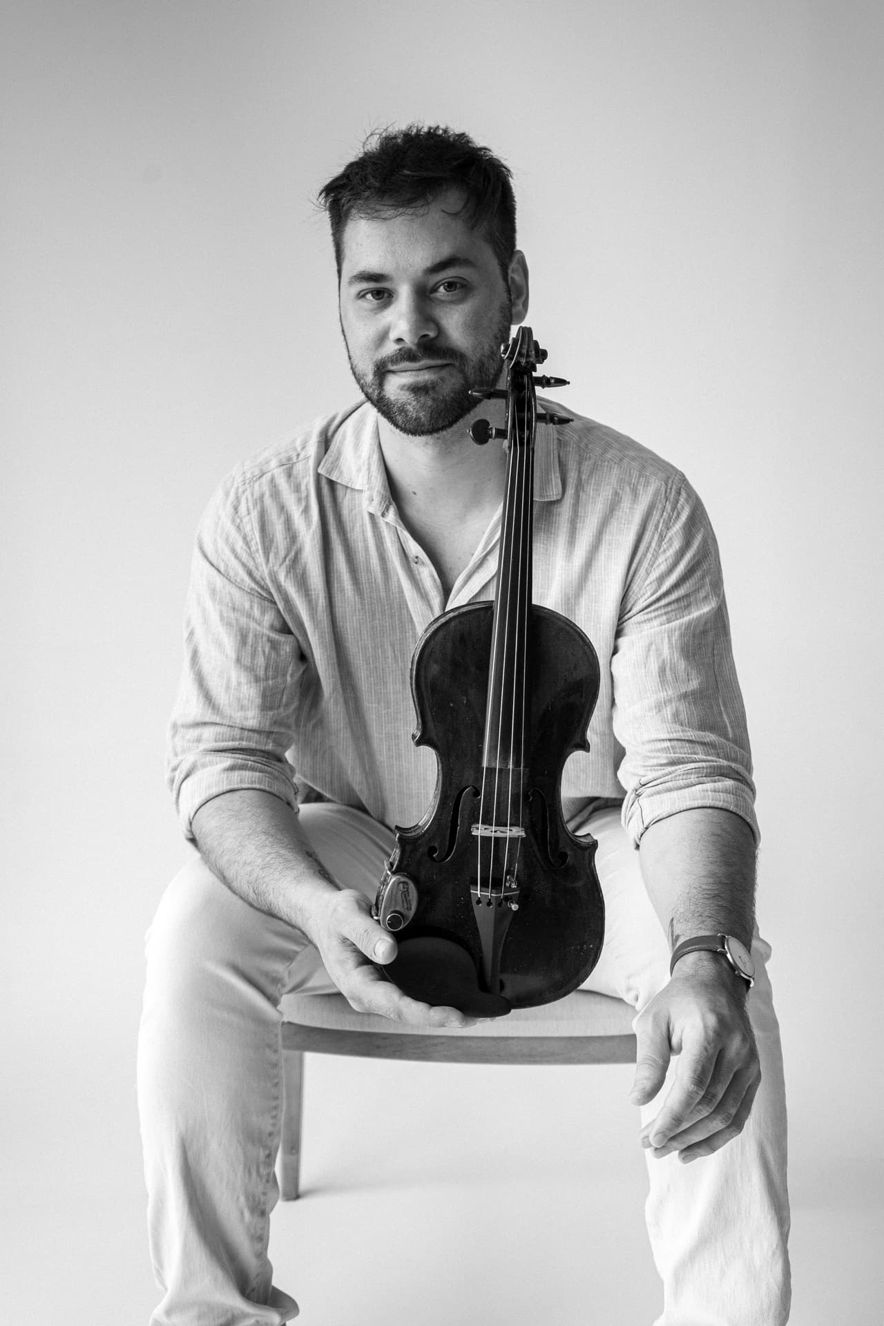 Matheus Andriani tocando violino em apresentação